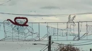 VIDEO Zeci de mii de euro cheltuiți pe decorațiuni de Crăciun în două comune din România. Localnicii nu sunt mulțumiți de achiziții