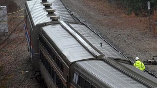 Un tren a spulberat un grup de muncitori. Cel puțin 11 persoane și-au pierdut viața