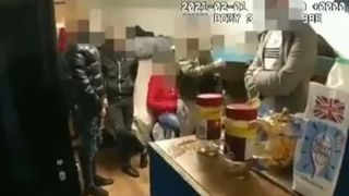 VIDEO Opt români, inclusiv un copil, ținuți sclavi într-o spălătorie auto din Londra. Patronul, condamnat la peste 8 ani de închisoare