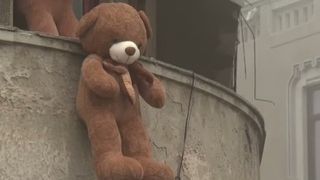 VIDEO Urși de pluș &bdquo;sp&acirc;nzurați&rdquo; pe o clădire veche din Constanța. Și la Focșani au făcut la fel