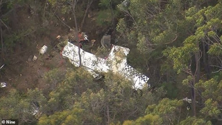 Două avioane s-au ciocnit &icirc;n aer. Unul dintre ele s-a prăbușit