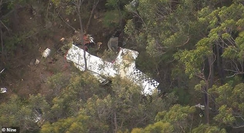 Două avioane s-au ciocnit în aer. Unul dintre ele s-a prăbușit