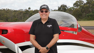 Două avioane s-au ciocnit &icirc;n aer. Unul dintre ele s-a prăbușit