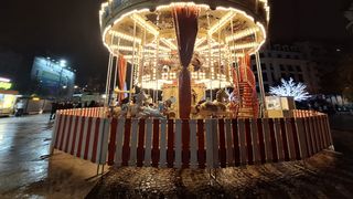 Cât costă să te dai în caruselul din Târgul de Crăciun din Piața Universității