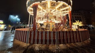 C&acirc;t costă să te dai &icirc;n caruselul din T&acirc;rgul de Crăciun din Piața Universității