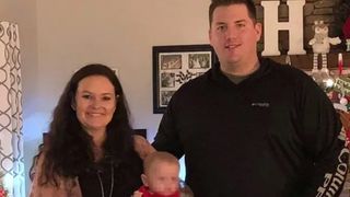 Doi soți au fost găsiți împușcați în casă. Copilul lor, de doi ani, acoperit de sânge lângă cadavrele părinților: „Încerca să se joace cu ei și nu înțelegea de ce nu se trezesc”.