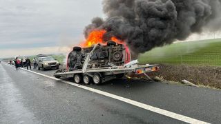 O ambulanță s-a făcut scrum pe autostrada A1, în Timiş. Autospeciala a fost cuprinsă de flăcări după ce s-a răsturnat de pe o platformă