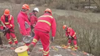 VIDEO Stâncă periculoasă dinamitată controlat pentru siguranța traficului în Mureș