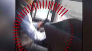 VIDEO Zeci de pasageri sunt în pericol din vina șoferilor inconștienți. Imagini cu cei care sunt mai atenți la telefon decât la trafic