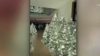 VIDEO Kim Kardashian dă startul sezonului sărbătorilor. Casa vedetei e decorată ca &icirc;n povești