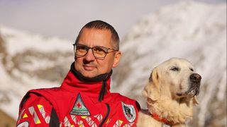 Cățelușa care salvează vieți iese la pensie. Yukanna a participat la zeci de misiuni cu salvamontiștii din Alba