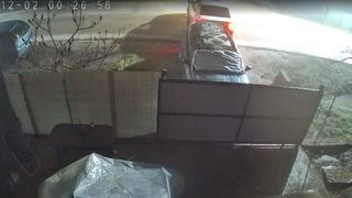 VIDEO O autospecială de poliție a lovit o mașină și a plecat de la locul accidentului. Totul a fost surprins de o cameră de supraveghere din curtea șoferului păgubit