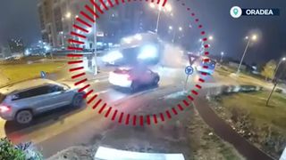 VIDEO Scene incredibile la Oradea. Momentul în care o mașină a zburat peste sensul giratoriu