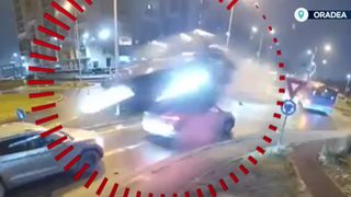 VIDEO S-a aflat ce a stat în spatele accidentului halucinant din Oradea. Diabetul a fost la un pas să ucidă șoferul care a zburat cu mașina peste sensul giratoriu