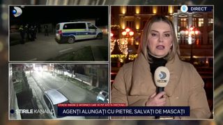 VIDEO Agenții de poliție alungați cu pietre, salvați de mascați de cei doi scandalagii din Mureș 