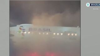 VIDEO Panică la bordul unui avion cu 180 de pasageri. Aeronava a luat foc în timp ce se pregătea să decoleze 