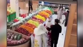 VIDEO Încăierare neașteptată între doi Moși Crăciun. Scenele au avut loc într-un supermarket