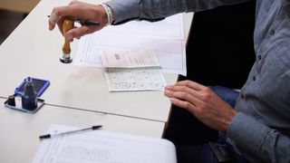 Unde pui ștampila corect la alegerile din 7 decembrie 2025? Atenție: în aceste cazuri votul este considerat nul