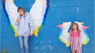 Danika Troy (stânga), alături de sora ei mai mică în 2023