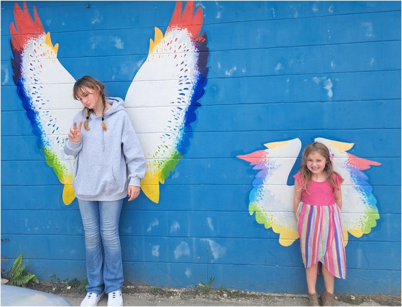 Danika Troy (stânga), alături de sora ei mai mică în 2023