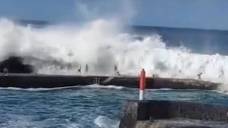 VIDEO Trei oameni au murit în Tenerife, după ce au fost luați de un val uriaș. Doi dintre morți sunt români