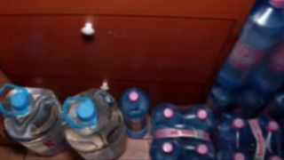 VIDEO Câmpina încă așteaptă apa potabilă. Localnicii sunt disperați: "Nici pe vremea lui Ceaușescu nu am dus-o așa rău cu apa"