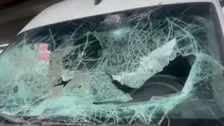 VIDEO Un adolescent din Târgu Jiu a distrus 27 de mașini într-o singură noapte. Minorul, monitorizat cu brățară electronică