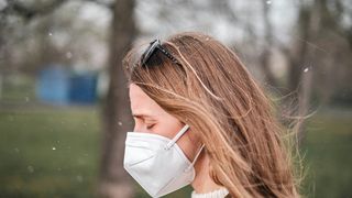 „Super-gripa” lovește în plin o țară din Europa. Mai multe școli au fost închise și se recomandă purtarea măștii: „M-a dus cu gândul la 2020”