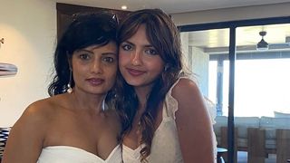 Liz, alături de mama ei