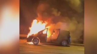 VIDEO Mașină în flăcări pe un pod din Timișoara! Șoferul a scăpat în ultima clipă