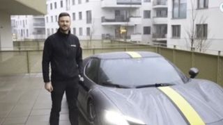 VIDEO Scene incredibile &icirc;n Viena! Un t&acirc;năr și-a parcat Ferrari-ul pe terasa apartamentului. Ce a urmat