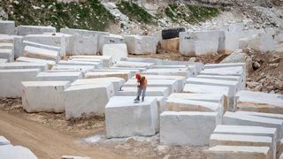 Drumul ascuns al unei lastre de piatră naturală: de la munte, la proiectul tău