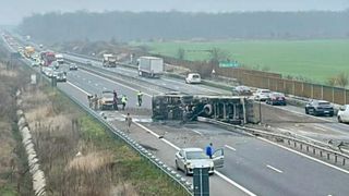 Accident pe A3. Un camion încărcat cu piatră s-a răsturnat. Traficul e blocat pe sensul de mers spre Ploiești