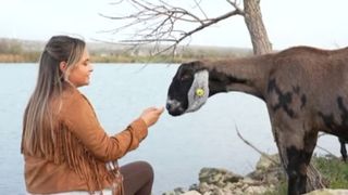 VIDEO „Mi-a plăcut întotdeauna să nu urmez tiparele”. A dat halatul de medic pe cizmele de fermier