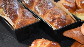 VIDEO Cozonacul, simbolul meselor de sărbători. Ce sortimente găsiți pe piață