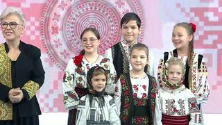 VIDEO „Mai întâmpinăm și dificultăți”. Valeria Arnăutu și copiii de la „Vlăstarele cântecului românesc”, colind de Crăciun