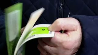 VIDEO Sărbători dificile pentru pensionarii cu venituri mici din Iași. Tichetele de 100 de lei, salvarea multor bătrâni