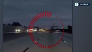 VIDEO Un avion de mici dimensiuni a aterizat de urgență pe plafonul unei mașini în mișcare, pe autostrada din Florida