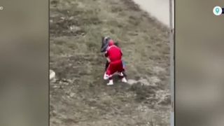VIDEO Haos în stradă: Moș Crăciun, Spider-Man și un șoarece, implicați într-o bătaie în plină zi în Rusia