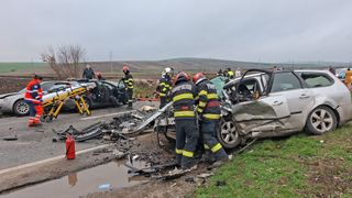 Mamă și fiu, morți în urma unui accident rutier. Un șofer teribilist a intrat din plin în mașina lor