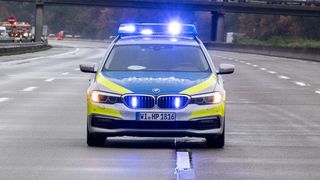 O șoferiță de 29 de ani din Germania și-a lăsat bebelușul de un an să țină volanul ca să poată scrie mesaje pe telefon