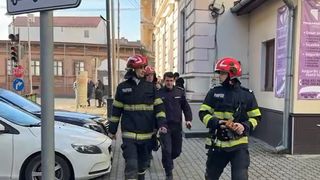 Alertă la o școală din Sibiu. 1000 de elevi sunt evacuați din clădire după ce a pornit alarma de gaz