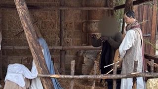 A încercat cu orice preț să scape de polițiști și a ajuns în scena Nașterii Domnului. Bărbatul de 38 de ani a încercat să păcălească autoritățile și s-a prefăcut că e statuie