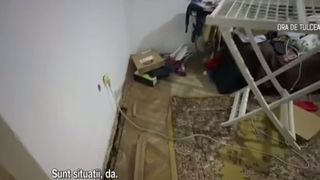 VIDEO Panică în Tulcea! Podeaua unui apartament de la parter s-a surpat sub picioarele proprietarei