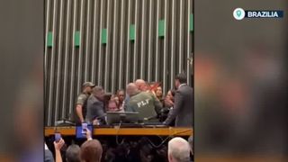 VIDEO Haos în Parlamentul Braziliei! Un politician, forțat să părăsească scaunul președintelui Camerei Deputaților