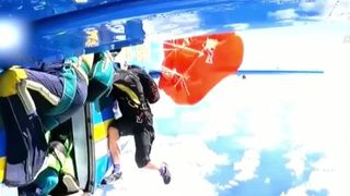 VIDEO Un sportiv australian a rămas agățat de coada avionului când a sărit cu parașuta