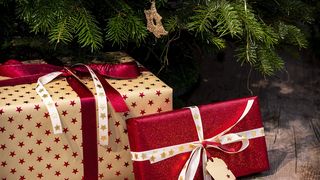 Idei de cadouri inedite de Crăciun 2025 pentru iubit sau iubită