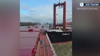 VIDEO Accident pe Dunăre. O navă a lovit o barjă încărcată cu grâu