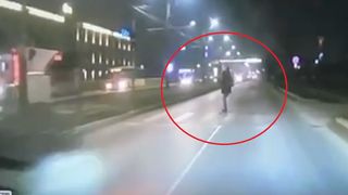 VIDEO Momentul în care o femeie din Iași este spulberată pe trecerea de pietoni. A fost aruncată pe șosea și a pierit pe loc