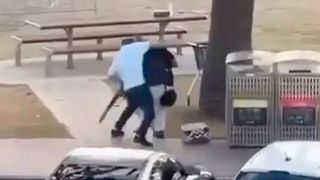 VIDEO Momentul incredibil &icirc;n care un trecător &icirc;l deposedează de armă pe autorul masacrului de pe plaja din Sydney